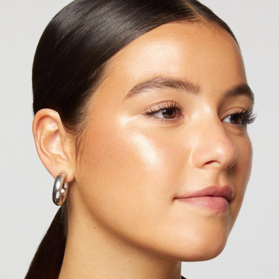 example make up on a model with medium light skin- Lite Gold