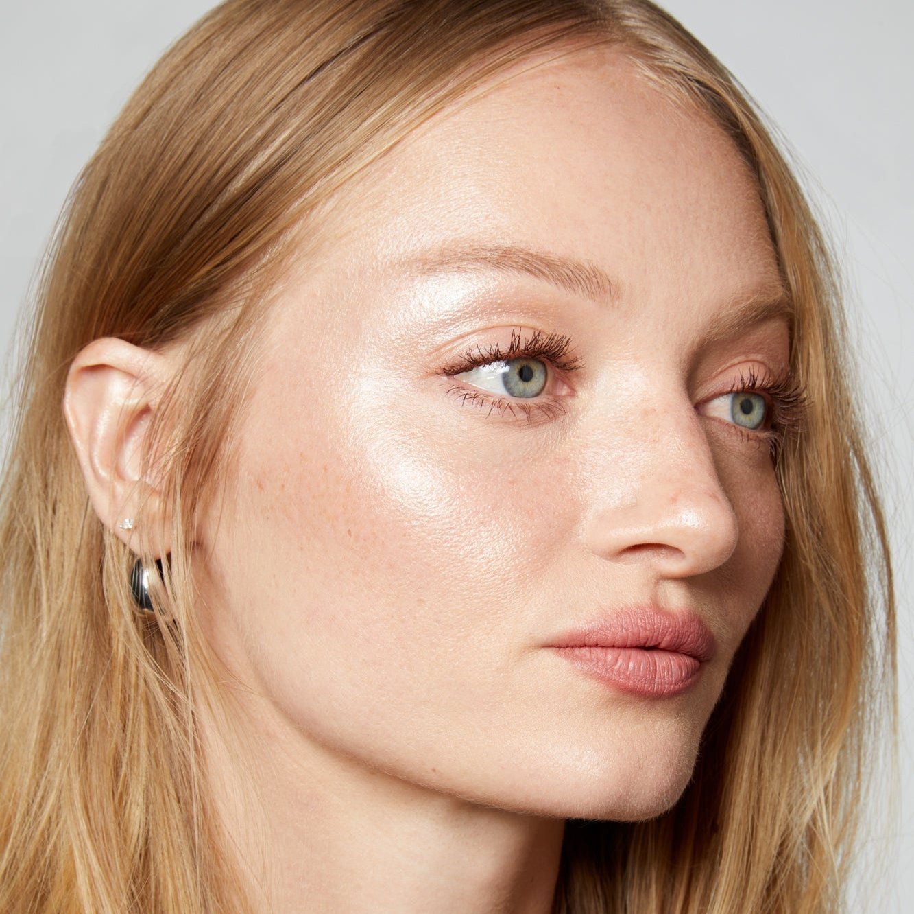 example make up on a model with light skin - Lite Pink