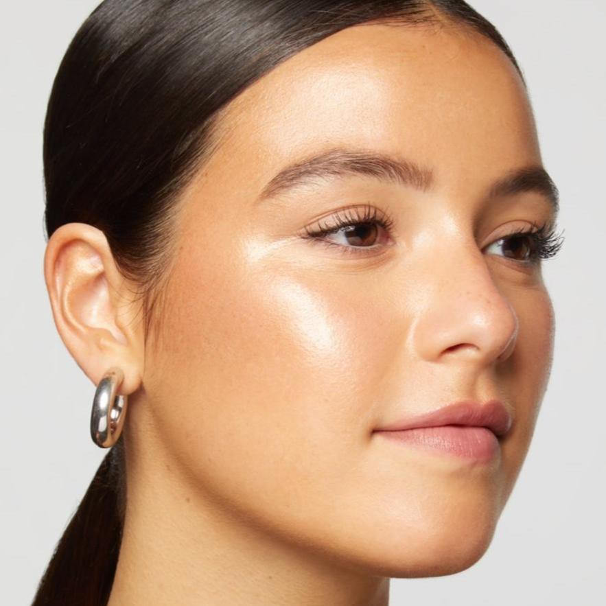 example make up on a model with medium light skin- Lite Gold